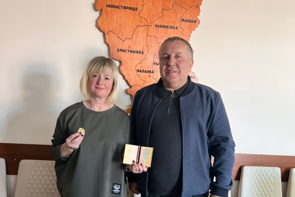 Мати п’ятьох дітей із Черкащини отримала почесне звання від Президента України