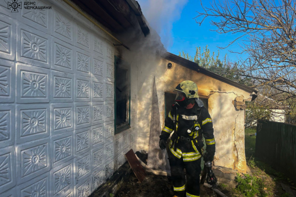 На Черкащині через недопалок загорівся будинок: Одну жінку госпіталізували