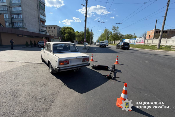 У Черкасах під час повороту авто збило дитину на електросамокаті: Хлопчик у лікарні