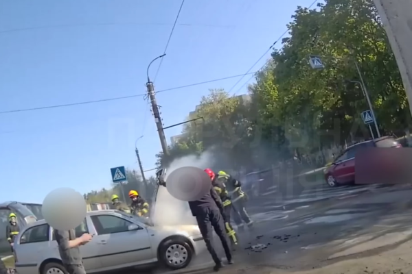 У Черкасах патрульні із водіями кинулися гасити автомобіль, що спалахнув посеред вулиці (ФОТО)