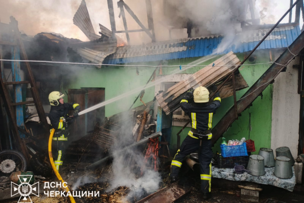 На Черкащині через пожежі в гаражі та господарчій споруді постраждали двоє чоловіків