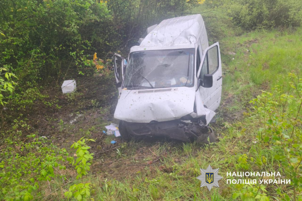 На Черкащині трапилася ДТП з перекиданням авто: Двоє людей у лікарні (ФОТО)