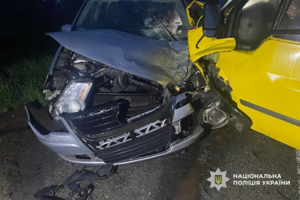 Виїхала на зустрічну: На Черкащині в ДТП мікроавтобуса й легковика постраждали четверо людей (ФОТО)