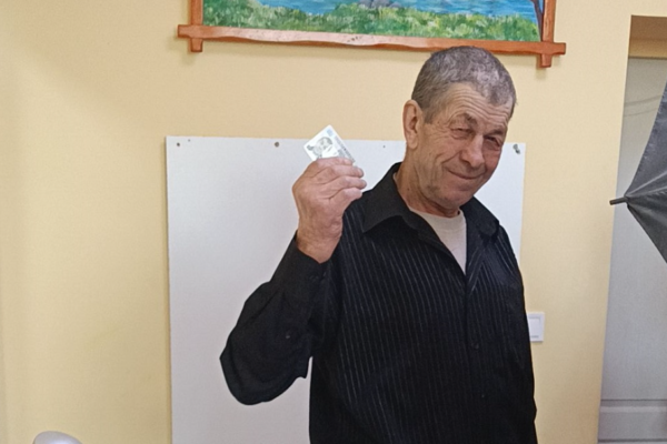 У Каневі 65-річний чоловік уперше отримав ID-картку замість радянського паспорта