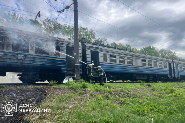 На Черкащині під час руху загорівся електропотяг, 40 пасажирів евакуювали (ФОТО)