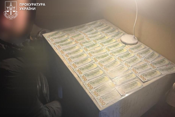 На Черкащині судитимуть поліцейського, який за 5000$ обіцяв “зняти” чоловіка з розшуку