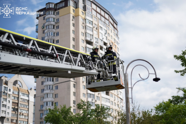 У Черкасах загорілася квартира в дев’ятиповерхівці, евакуювали 8 мешканців (ФОТО)