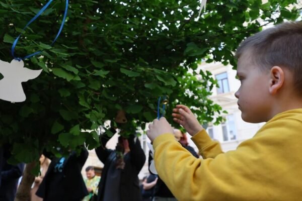У Львові на площі Ангелів вшанували пам’ять дітей, які загинули внаслідок російської агресії