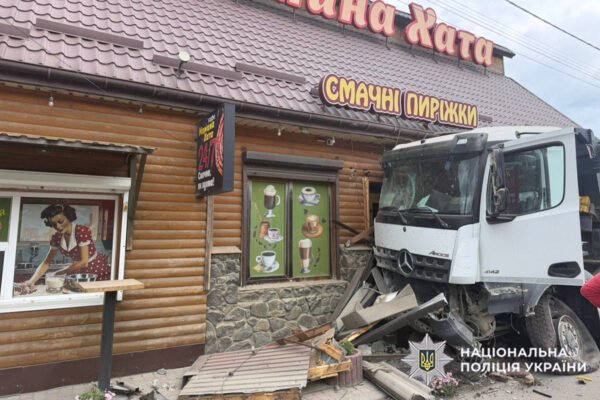 Некерована вантажівка на Хмельниччині влетіла у придорожнє кафе. Є жертви (ФОТО)