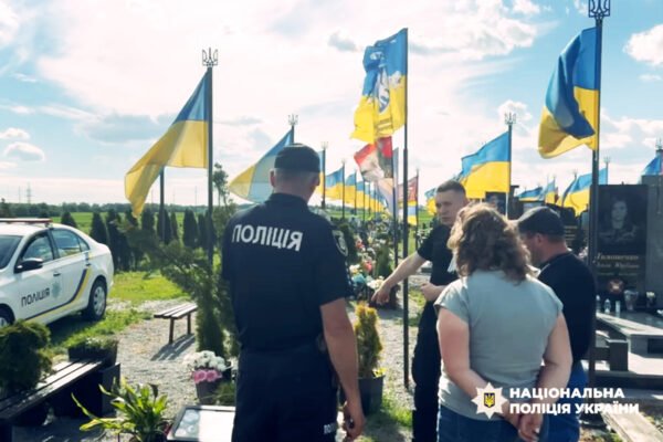 На Хмельниччині з могили пілота F-16 Олексія Меся викрали кущі квітів
