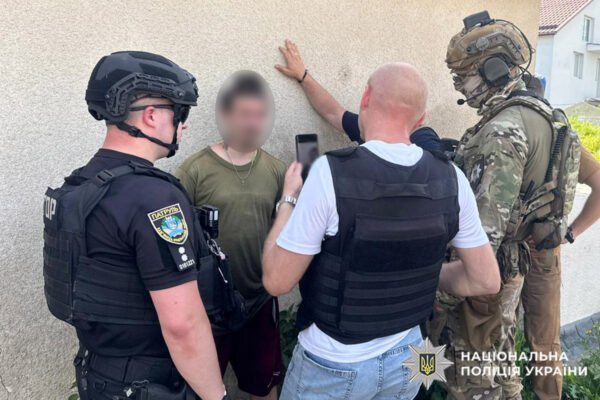 На Хмельниччині затримали 26-річного чоловіка, який погрожував поліції зброєю