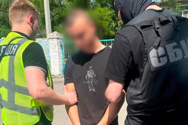 У Харкові 16-річний хлопець торгував зброєю
