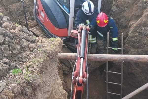 На Прикарпатті під час копання криниці 59-річного чоловіка засипало триметровим шаром ґрунту