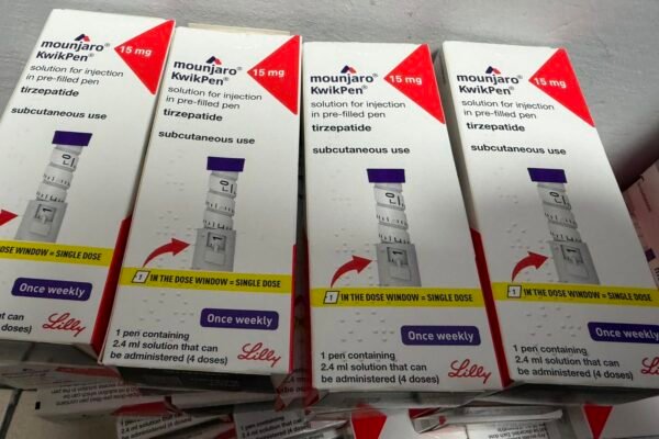 Мешканець Івано-Франківська намагався ввезти в Україну партію заборонених шприц-ручок на 5 млн грн
