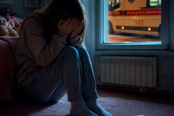На Дніпропетровщині 14-річна дівчина намагалася вкоритити собі віку через постійні обстріли