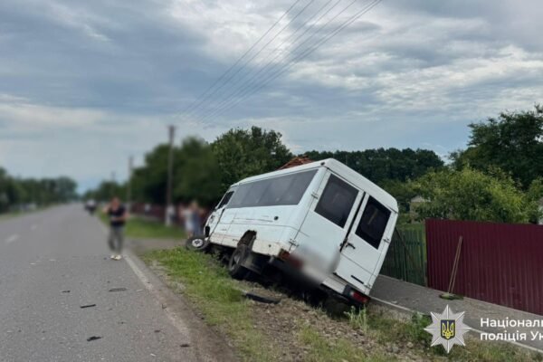 На Прикарпатті маршрутний автобус потрапив у ДТП: Шістьох людей госпіталізували, серед них – дитина