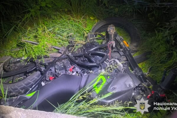 На Прикарпатті мотоцикл в’їхав у бетонну електроопору: 18-річний водій загинув, 16-річна пасажирка – у реанімації