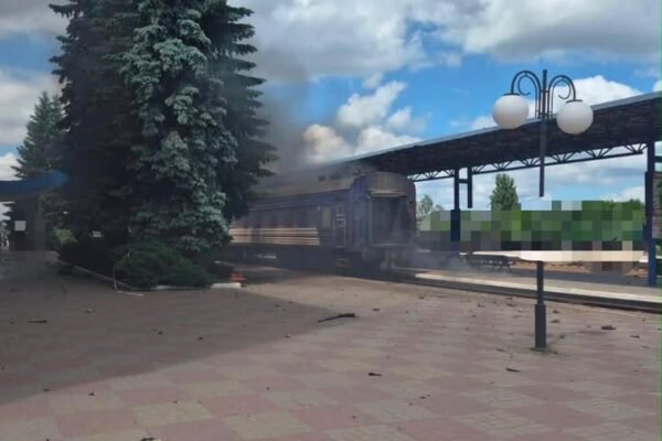 Під час ворожої атаки на Суми було пошкоджено пасажирський поїзд, – “Укрзалізниця”