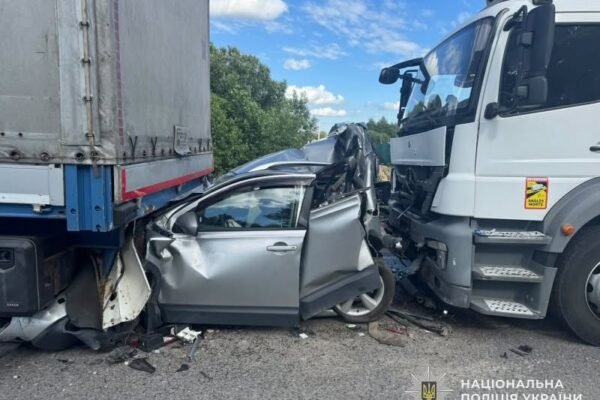 На трасі неподалік Львова легковик затиснуло між двома вантажівками: Одного з водіїв деблокували надзвичайники