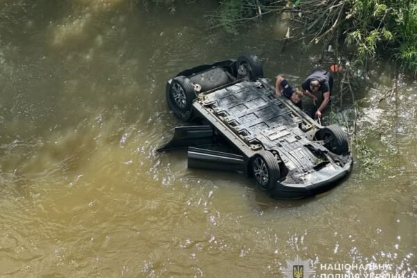 На Львівщині легковик перекинувся в річку – водій загинув