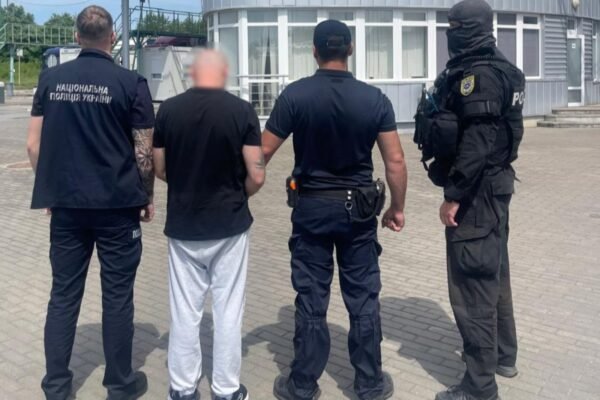 На Прикарпаття екстрадували організатора озброєної банди, яка займалася розбоєм та грабежами