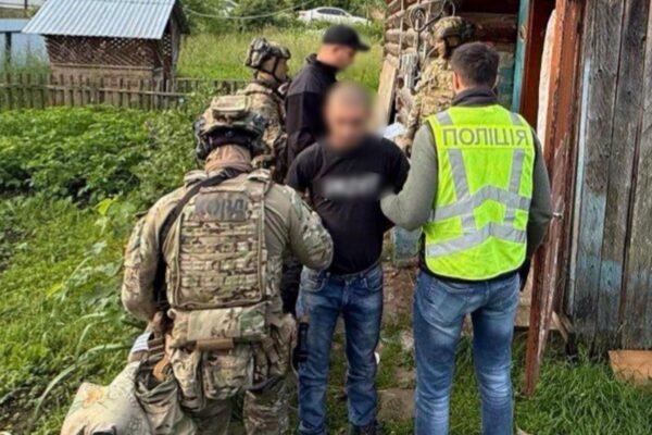 Автомати, штурмові гвинтівки та сотні набоїв: На Прикарпатті ліквідували масштабний канал торгівлі  зброєю