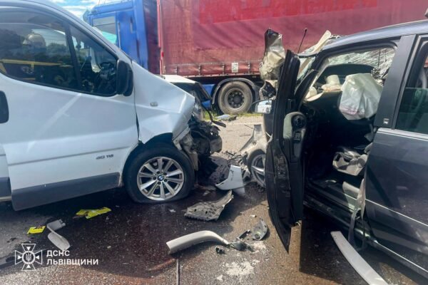 Через потрійну ДТП у Львівському районі двоє людей у важкому стані потрапили до лікарні (ФОТО)