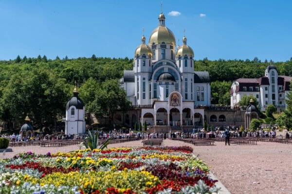 У Зарваниці на Тернопільщині відбулася масштабна проща для родин загиблих та зниклих безвісти захисників