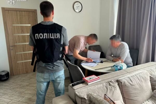 Сприяння незаконному виїзду чоловіків: Підозру отримав ексочільник Мінкульту