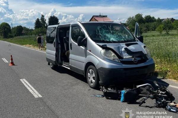 На Львівщині у ДТП з мікроавтобусом загинула 74-річна водійка електромопеда