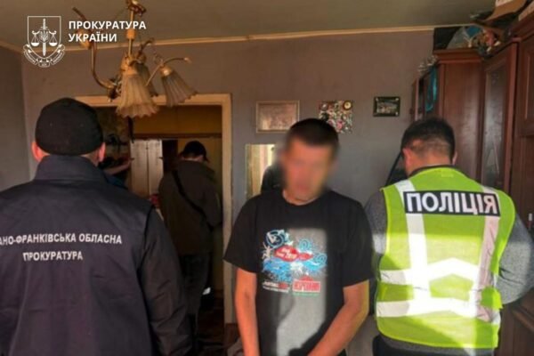 На Прикарпатті рецидивіст постачав у тюрму наркотики, маскуючи їх в «Ромашці» та курячому паштеті