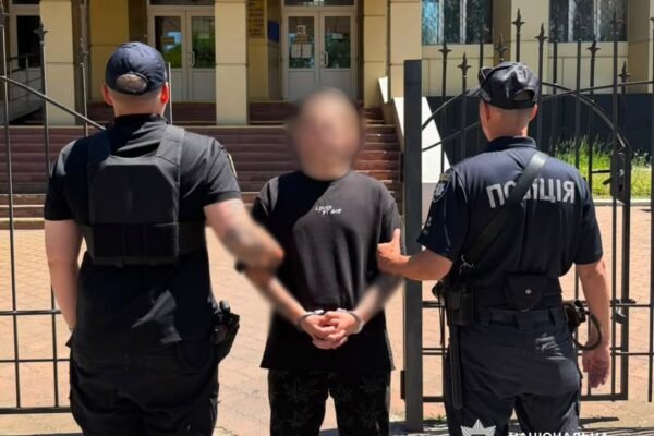 Розбив милицею голову: В Одесі сварка двох товаришів у сквері закінчилася бійкою
