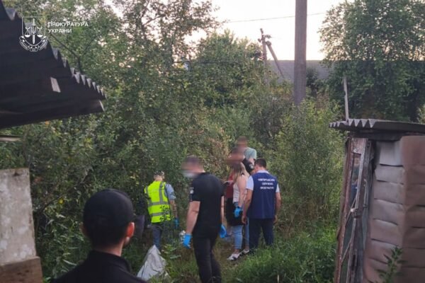 У Чопі на Закарпатті виявили закопане в городі тіло півторамісячної дитини: Матір затримали