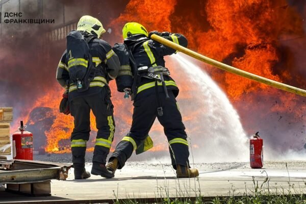 У середмісті Франківська спалахнула масштабна пожежа: Горіли дерев’яні піддони на площі близько 500 кв. м (ФОТО)