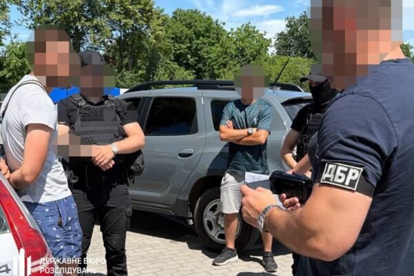 На Прикарпатті ДБР викрило військовослужбовця на продажі зброї та БпЛА