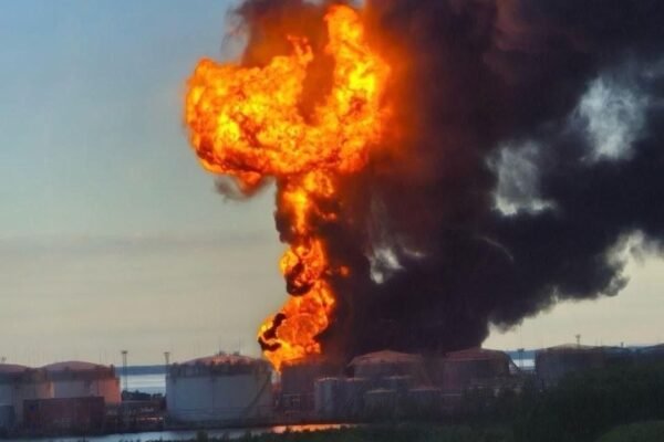 На Росії уражено низку критичних об’єктів, серед яких нафтовий термінал в Санкт-Петербурзі, – Зеленський