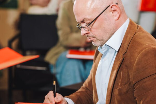 Поштовх від Ющенка та 9 серій про “Помаранчеву епоху”: Олександр Зінченко розповів про залаштунки “Трипільської таємниці” та нові проєкти