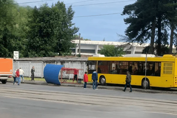 У Києві автобус влетів у зупинку громадського транспорту. Є постраждалі