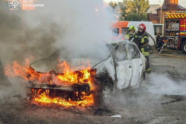 На Сумщині росіяни влучили по автостоянці в обласному центрі