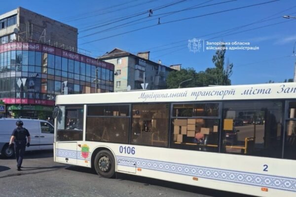 Росіяни знову атакували громадський транспорт у Запоріжжі: Дрон впав біля автобусу