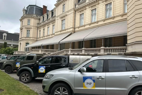 Волонтери з країн Європи привезли на Львівщину більше десятка автомобілів для ЗСУ