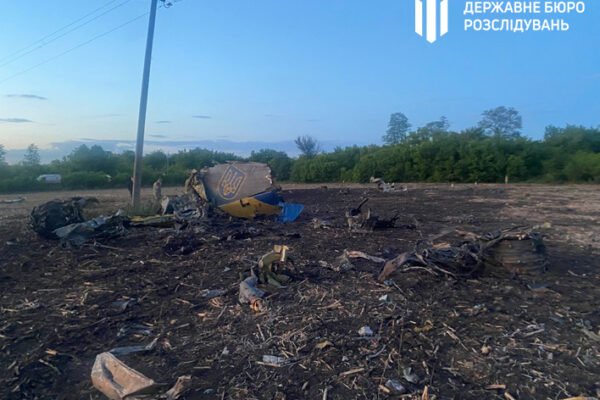 Падіння винищувача на Хмельниччині: ДБР на місці авіатрощі вилучило “чорні скриньки”