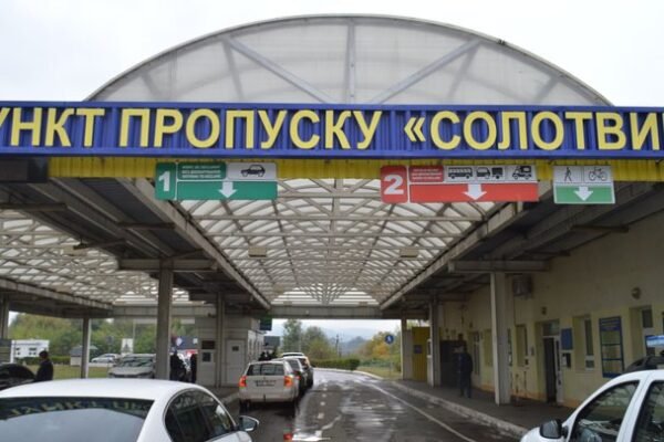 На Закарпатті на 10 днів призупинять рух транспорту через ПП «Солотвино» на кордоні з Румунією