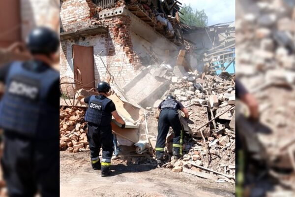 Під завалами зруйнованого дронами ліцею на Чернігівщині знайшли тіло жінки