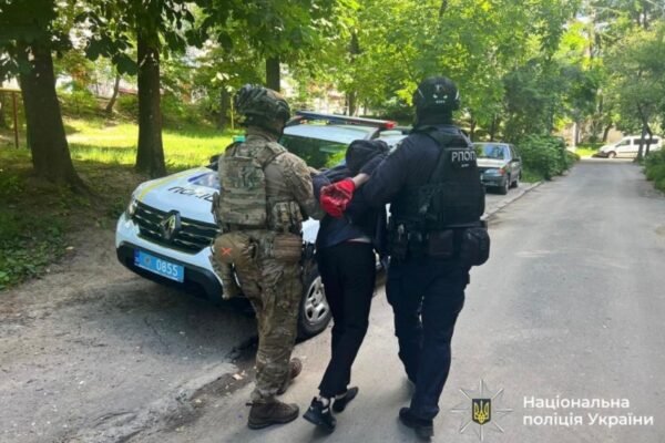 У Тернополі поліцейські затримали чоловіка, який зачинив у квартирі жінку і погрожував розправою