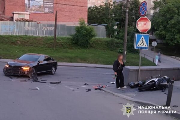 У Хмельницькому мотоцикл протаранив авто: Постраждали водій та пасажирка двоколісного (ВІДЕО)