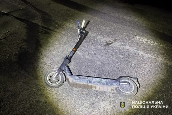 На Хмельниччині підліток важко травмувався через падіння з електросамоката
