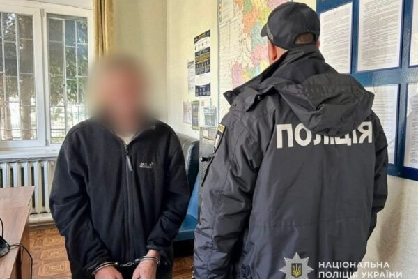 Вдарив жінку ножем у живіт і повернувся випивати з гостем: На Одещині засудили чоловіка