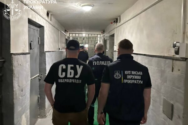 На Харківщині викрили в’язня колонії та його спільника, які вкрали понад 2 млн гривень у вдови українського захисника