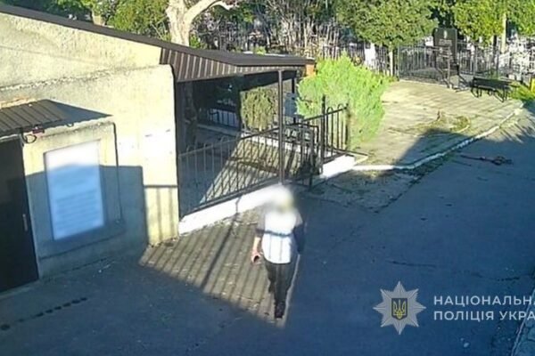 В Одесі встановили особу вандала, який понівечив хрести на цвинтарі